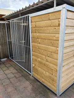 Hondenkennel met nachthok