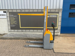 VS-22832 Compacte stapelaar Jungheinrich EMC110